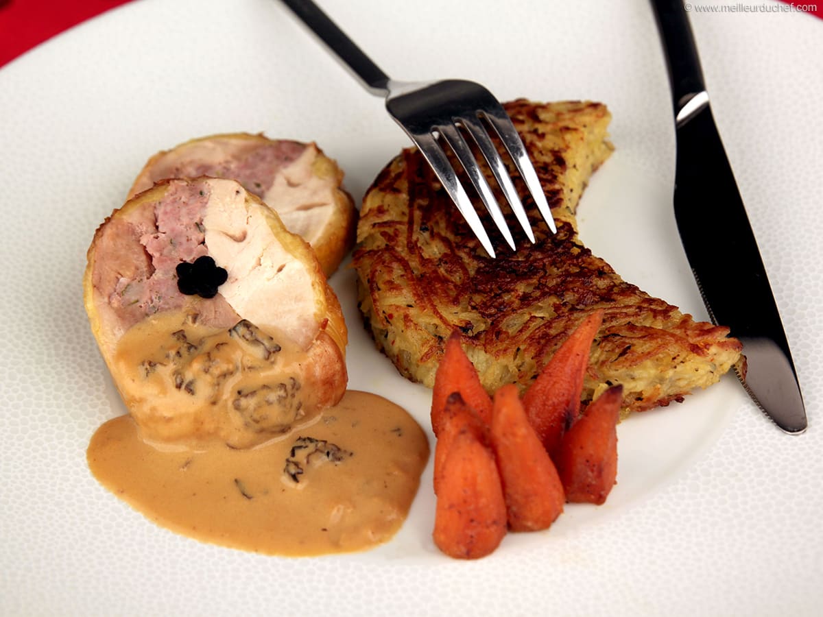 Ballotine de volaille tranchée en biseaux, farcie aux champignons, servie avec un écrasé de pommes de terre
