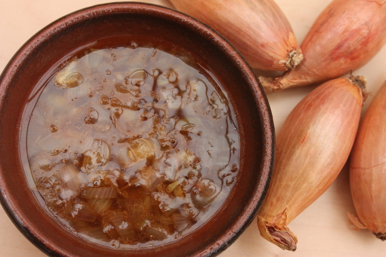 Sauce échalote maison servie avec une pièce de bœuf et des pommes de terre