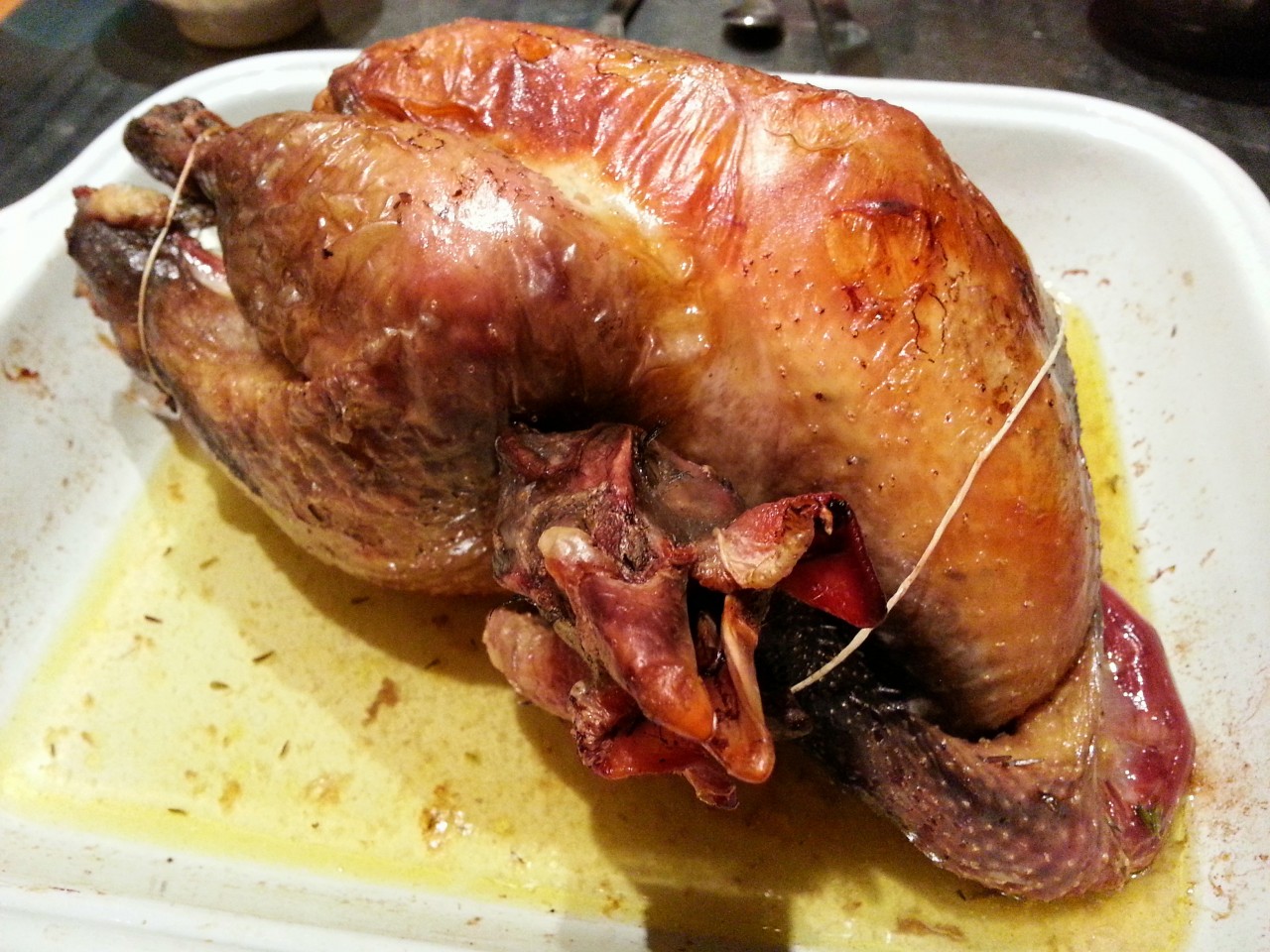 Pintade au four dorée dans un plat avec pommes de terre rôties
