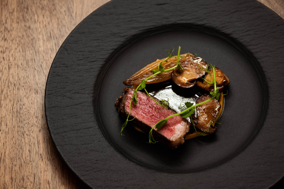 Entrecôte de bœuf grillée, dorée et servie avec des herbes