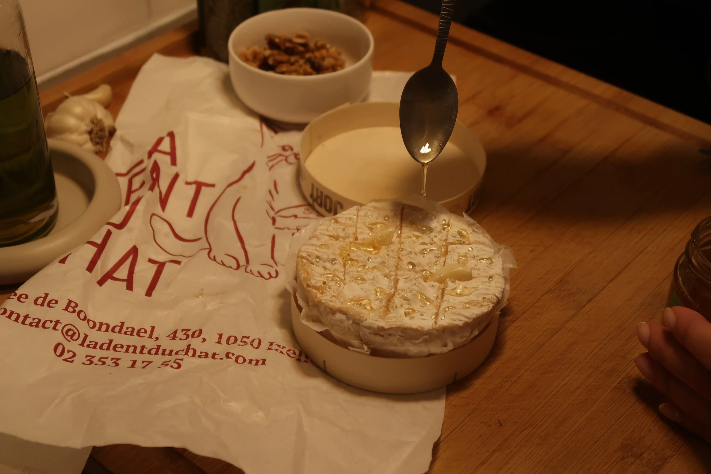 Camembert rôti fondant au four avec miel et thym