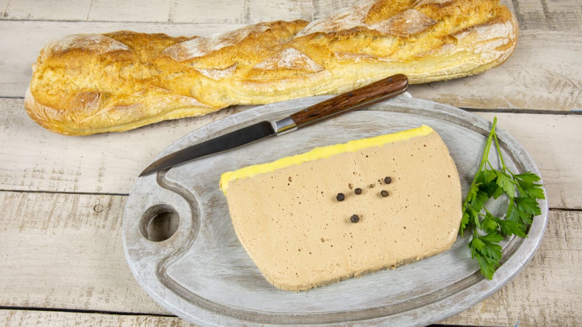 Tranches de magret de canard bien cuit à cœur, sans partie rosée, servies dans une assiette