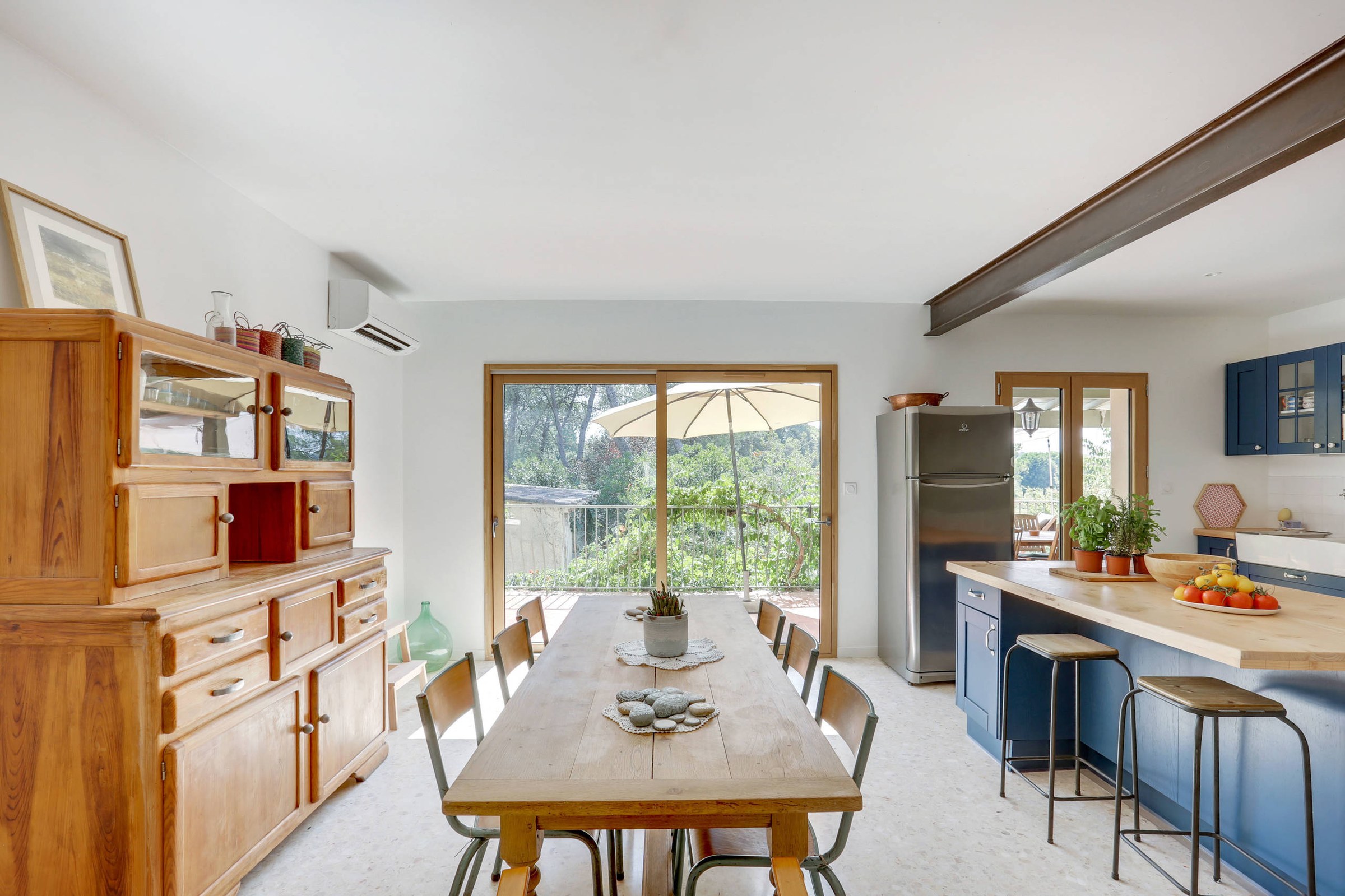 Cuisine ouverte prolongée par une salle à manger avec une grande table en bois