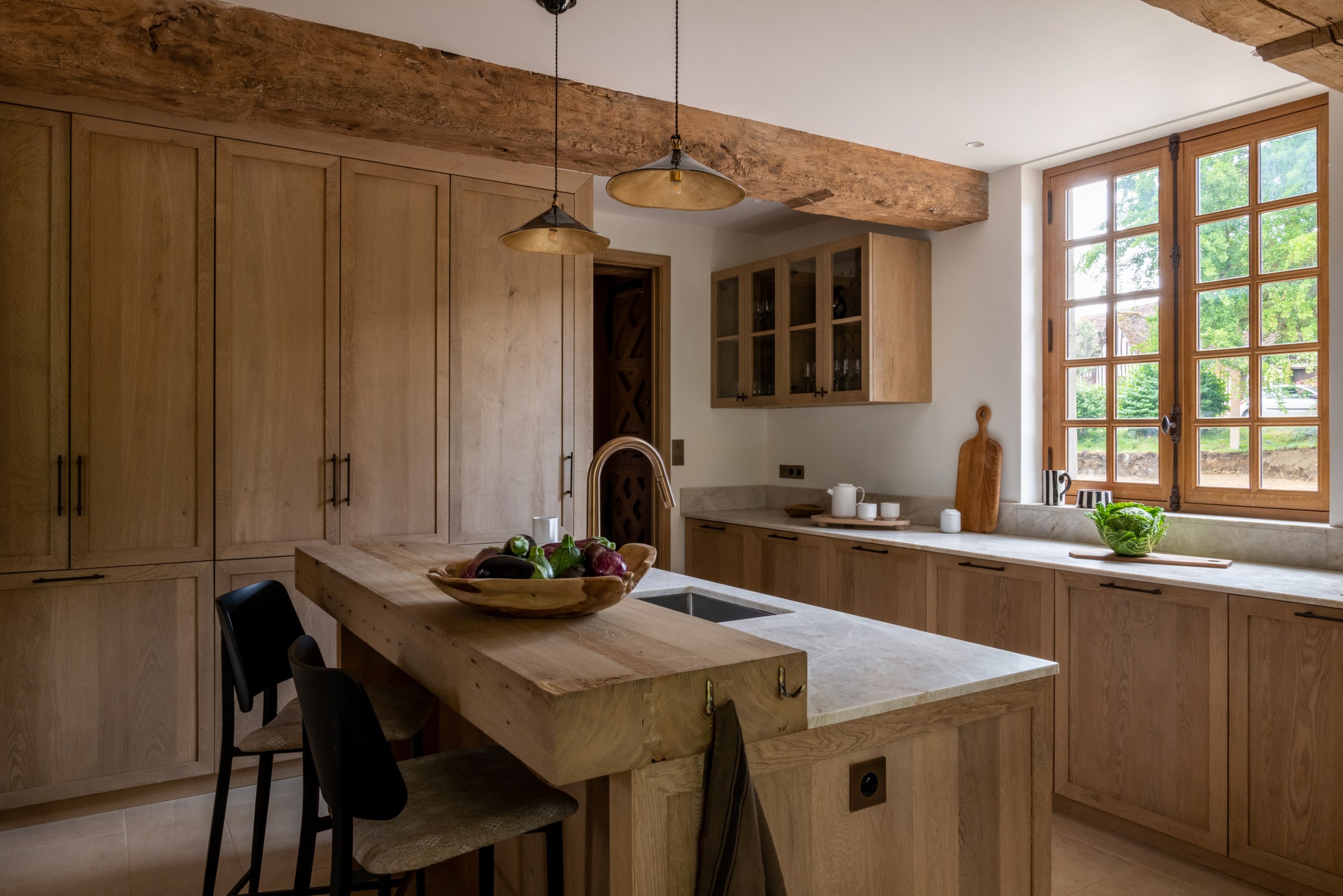 Cuisine maison de campagne avec plan de travail en bois et meubles ouverts