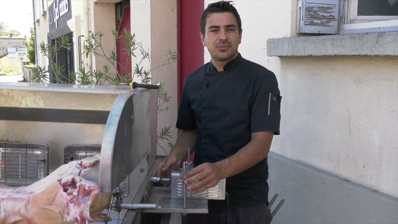 Tourne broche maison avec moteur électrique monté sur un barbecue, poulet embroché en train de rôtir