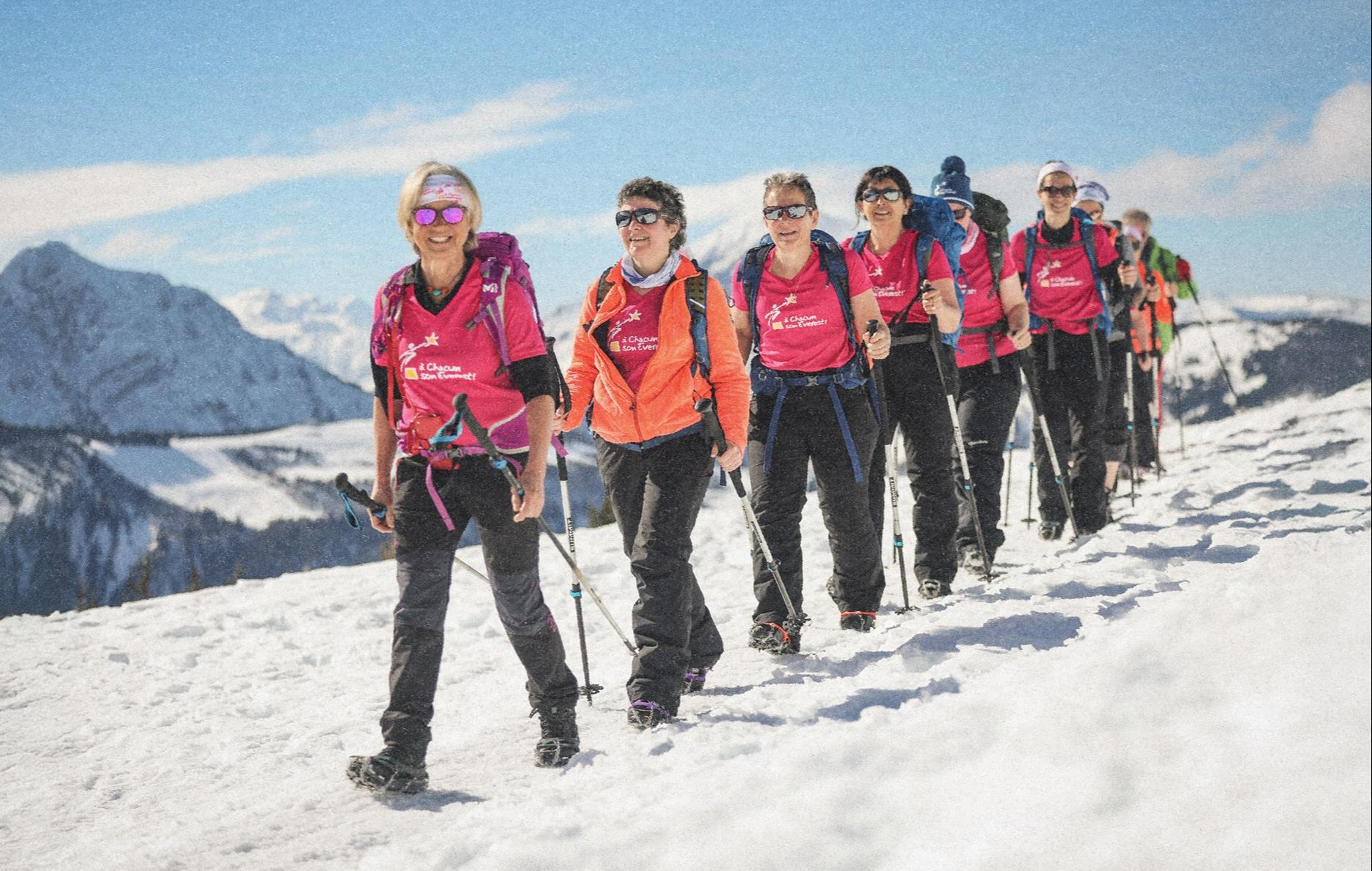 Groupe réuni face à un paysage de montagne, symbole de défi partagé